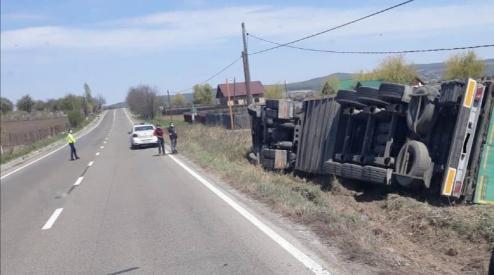 Un camion care transporta plasă de sârmă s-a răsturnat lângă Buzău