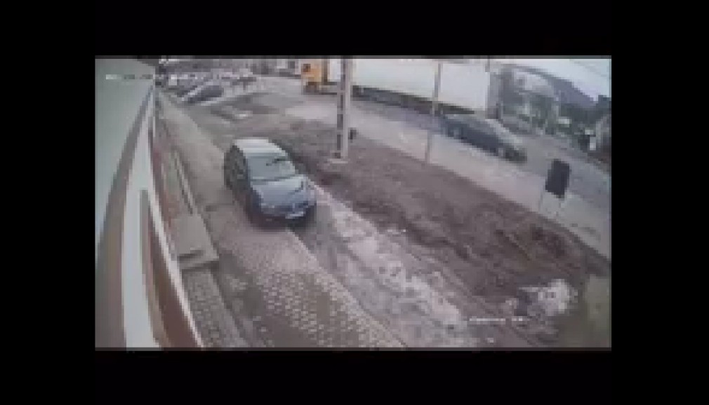 VIDEO Un camion frânează și virează pentru a nu lovi un pieton pe trecere