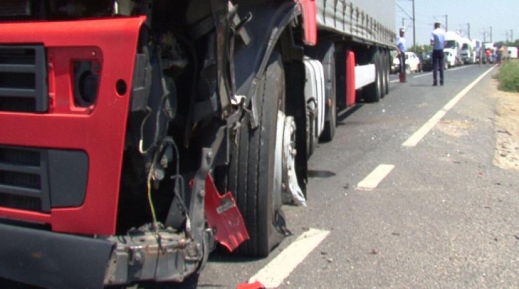 Un șofer și-a mutat camionul de pe contrasens pentru a nu fi declarat vinovat de accident