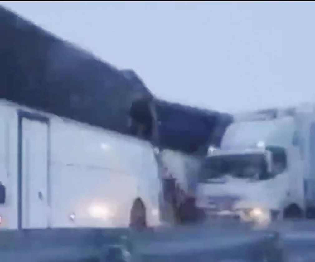 VIDEO Morți și răniți după o ciocnire între un camion și un autocar