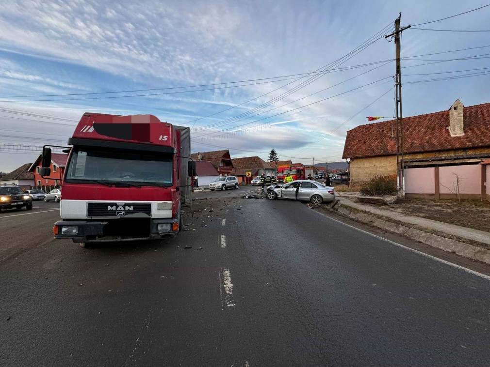 Sibiu. Un șofer s-a izbit cu mașina de un camion