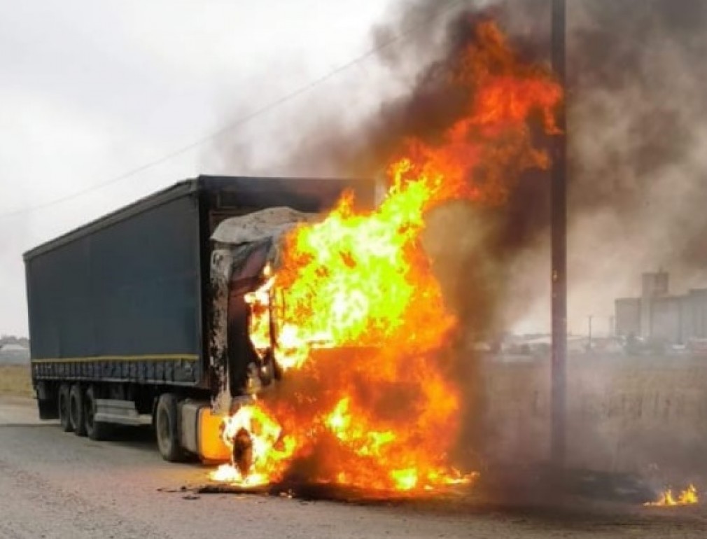 Un camion în flăcări după ce a lovit un autoturism și a făcut 6 victime