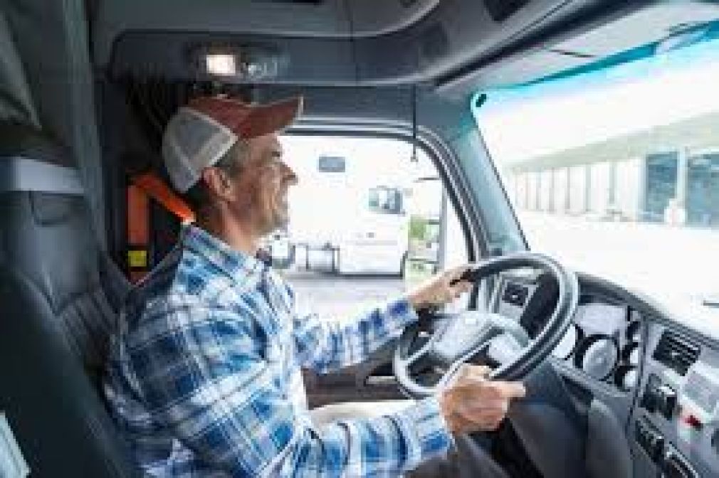 Raport favorabil: Șoferii de camion nu vor mai putea fi obligați să încarce sau să descarce marfa
