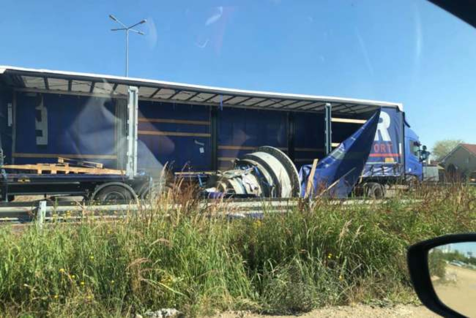 Un camion a pierdut o piesă uriașă într-un giratoriu din Bihor