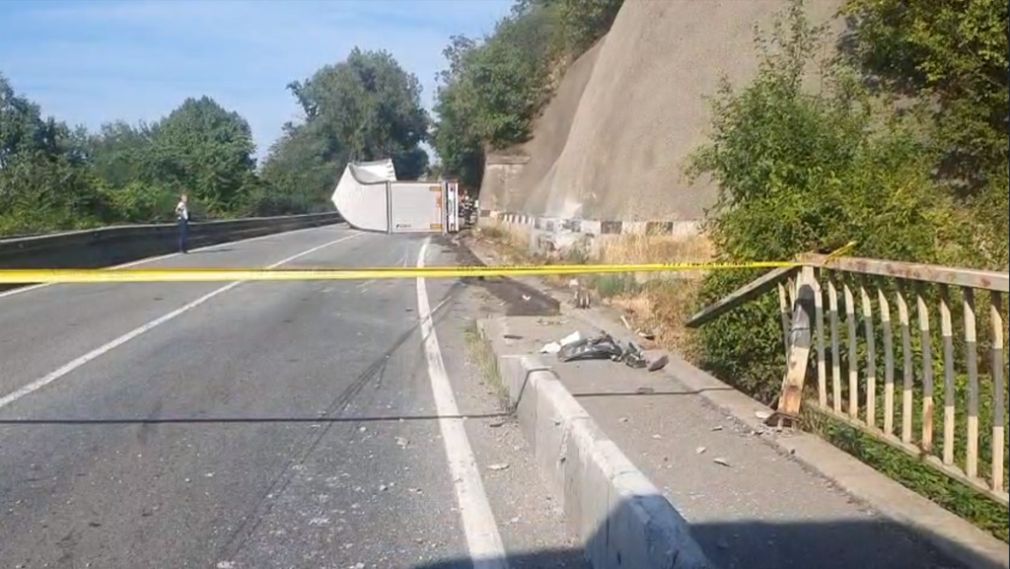 Un camion cu marfă s-a răsturnat pe DN6. Traficul este complet blocat