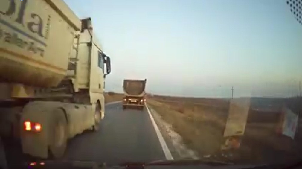 VIDEO. Reacția unui șofer de camion, nervos că a fost depășit. A vrut să îl scoată în decor