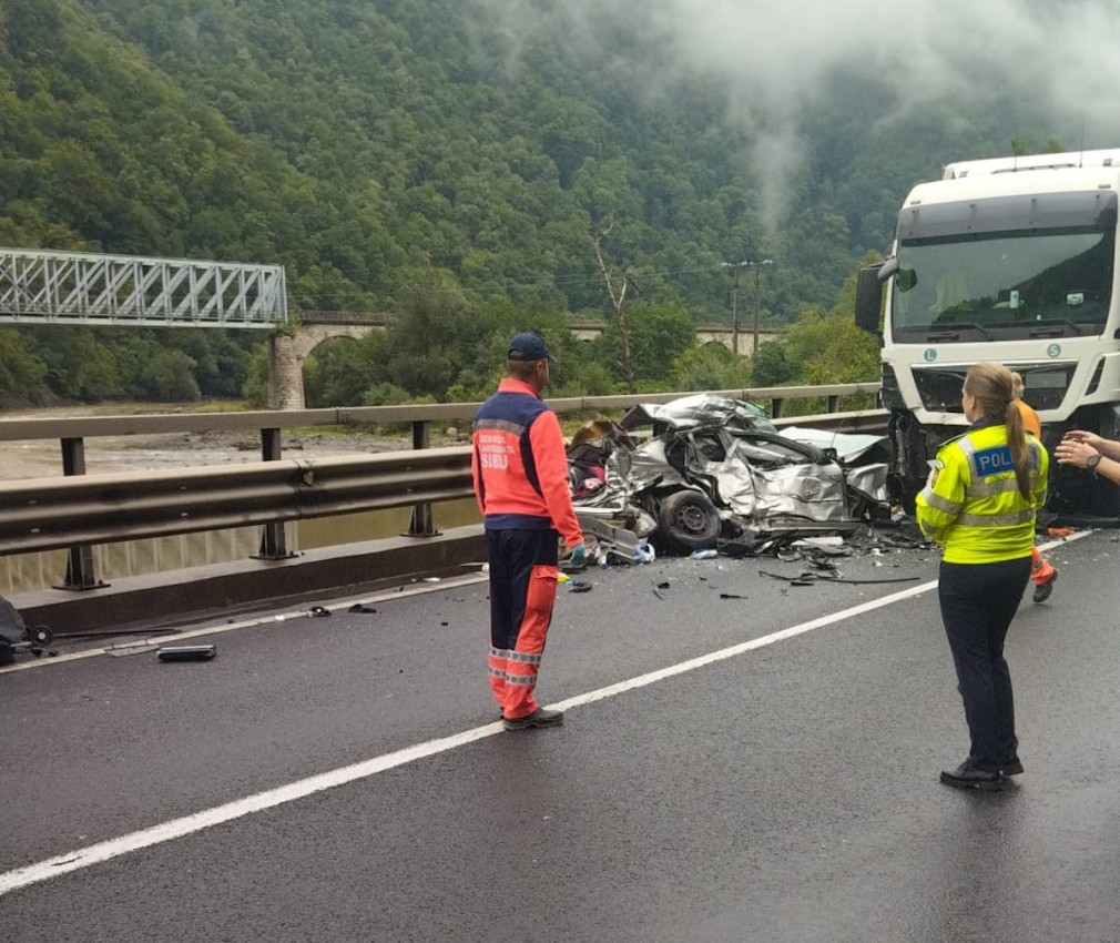 Accident îngrozitor pe Valea Oltului, la limita cu județul Vâlcea. Trafic complet blocat