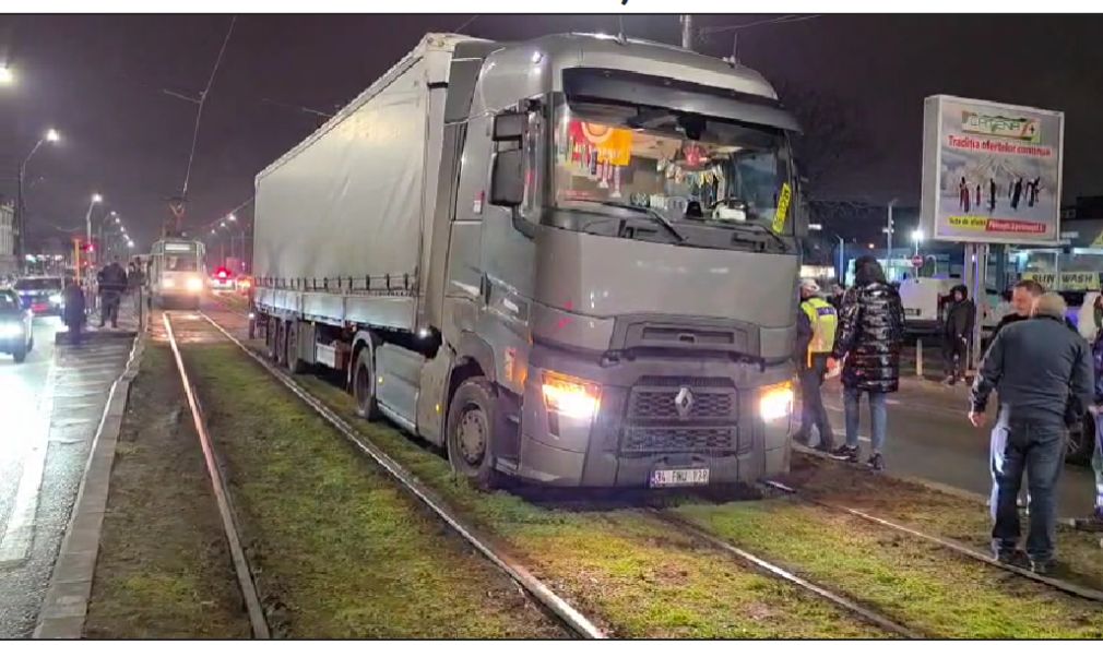 VIDEO. Un camion care nu e din România a ajuns pe șinele de tramvai din București