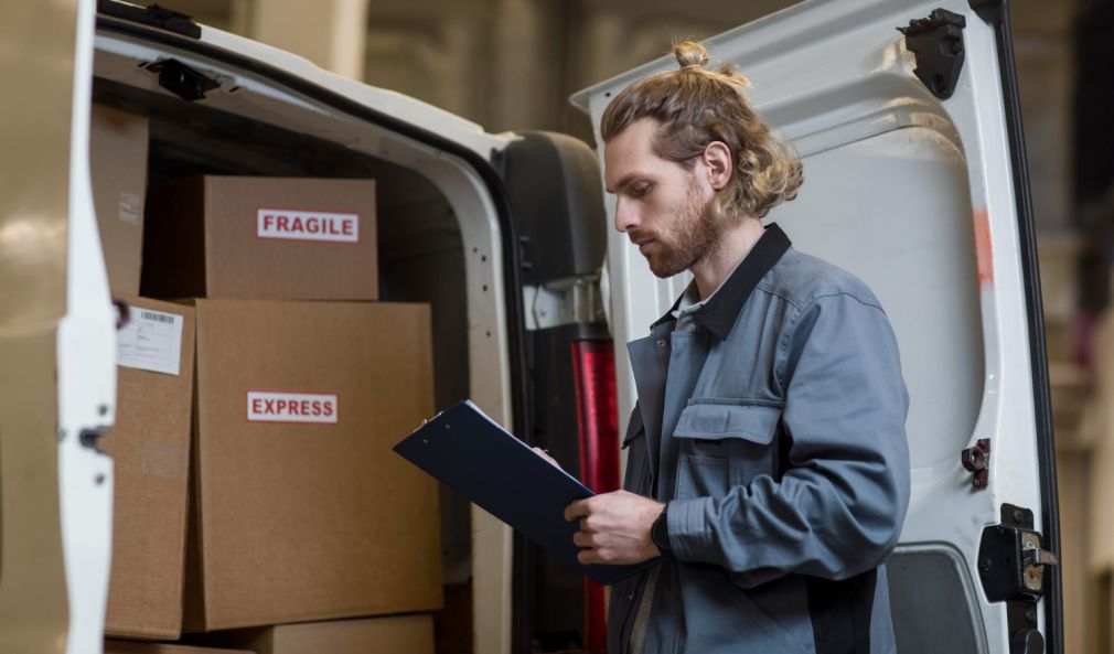 Companiile din domeniul logisticii cer UE să introducă reguli privind taxele vamale pentru coletele de mică valoare