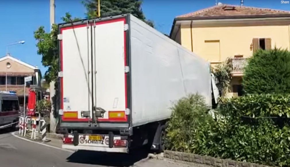 VIDEO. Italia: un șofer profesionist român beat a intrat cu camionul într-o casă