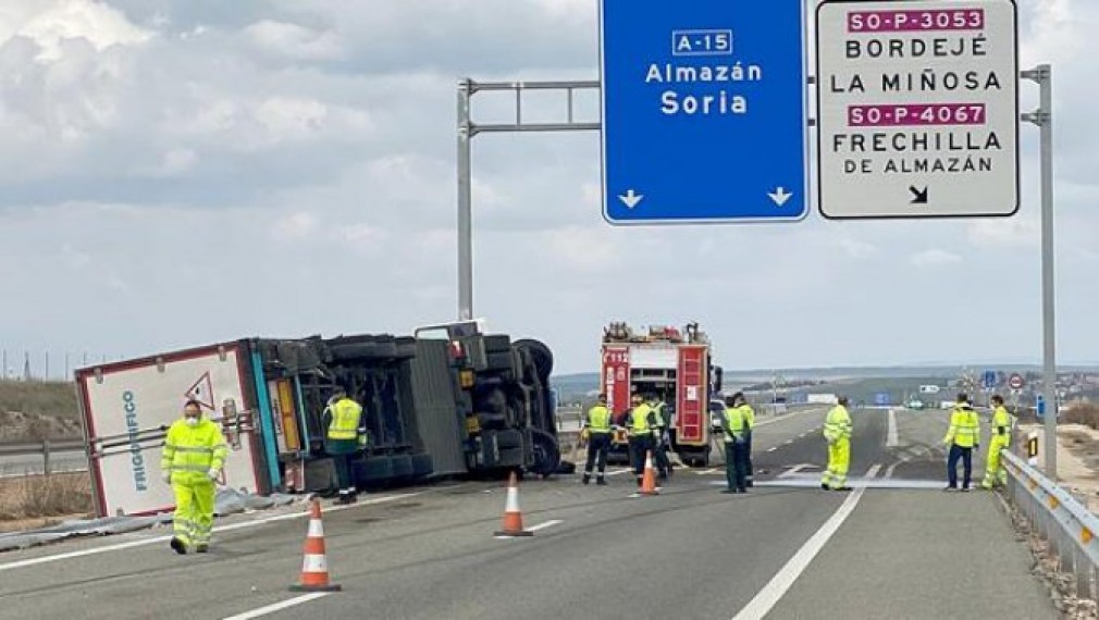 Camionul unui șofer profesionist român s-a răsturnat pe autostradă în Spania