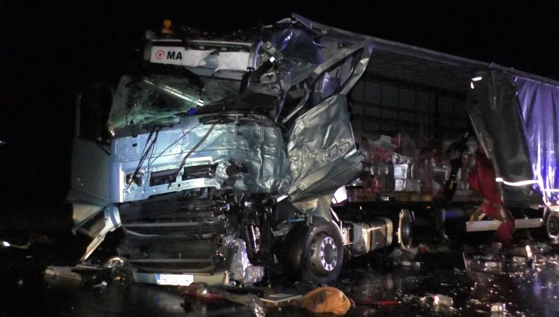 VIDEO Un șofer de camion și-a pierdut un braț într-un accident cumplit. A fost resuscitat zeci de minute
