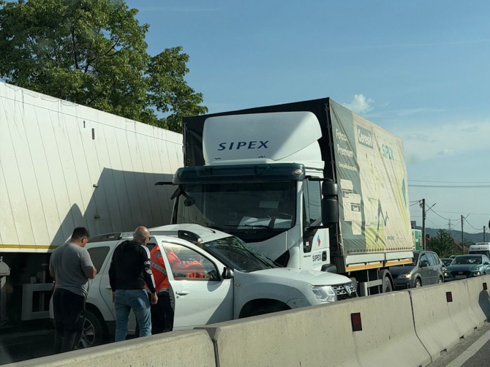 Impact între un camion și un Duster la Vâlcea