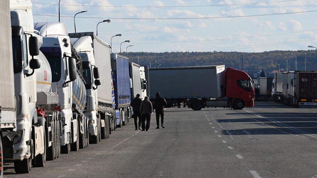 3.900 de camioane așteaptă să intre în Ucraina