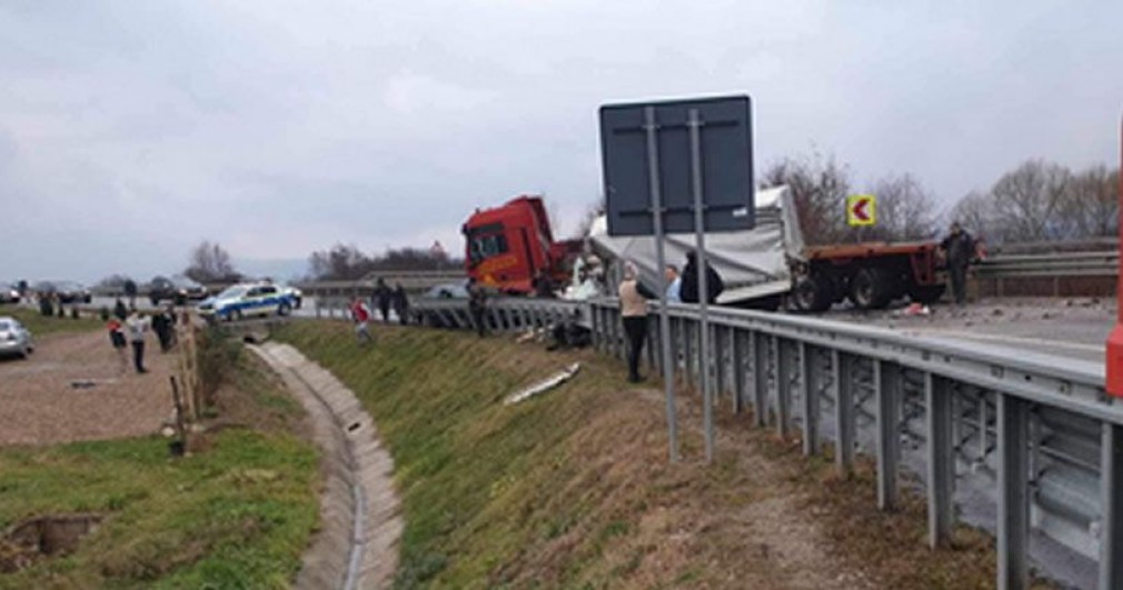 Un bărbat a murit după ce a pierdut controlul volanului şi a intrat cu furgoneta, într-un camion