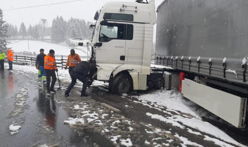 VIDEO. Două camioane s-au ciocnit în pasul Tihuța unde s-a întors iarna