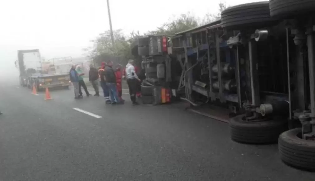 Camion plin cu păsări, răsturnat pe centura orașului Buzău