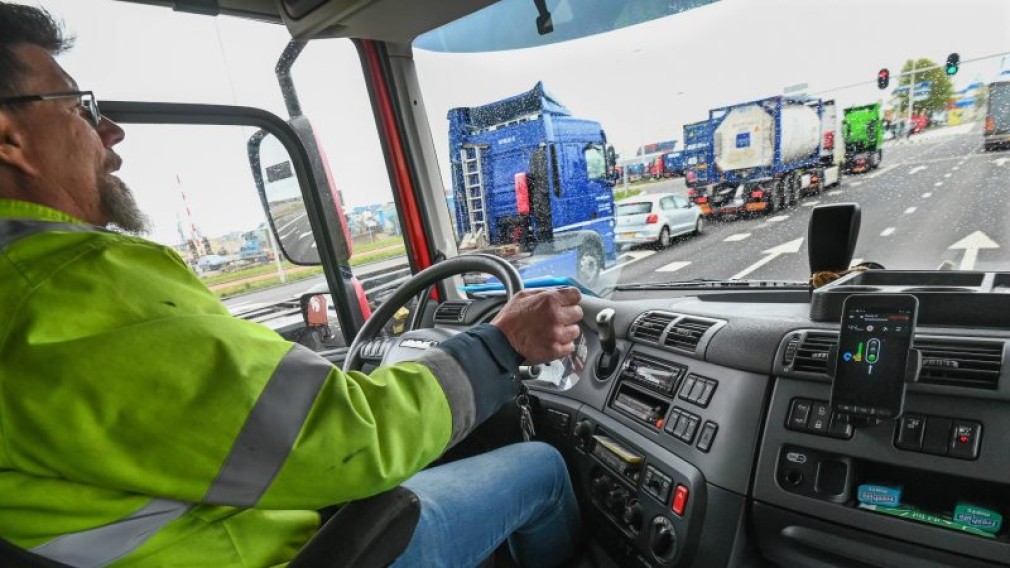 Orașul Rotterdam încearcă „semafoare inteligente” care dau prioritate camioanelor