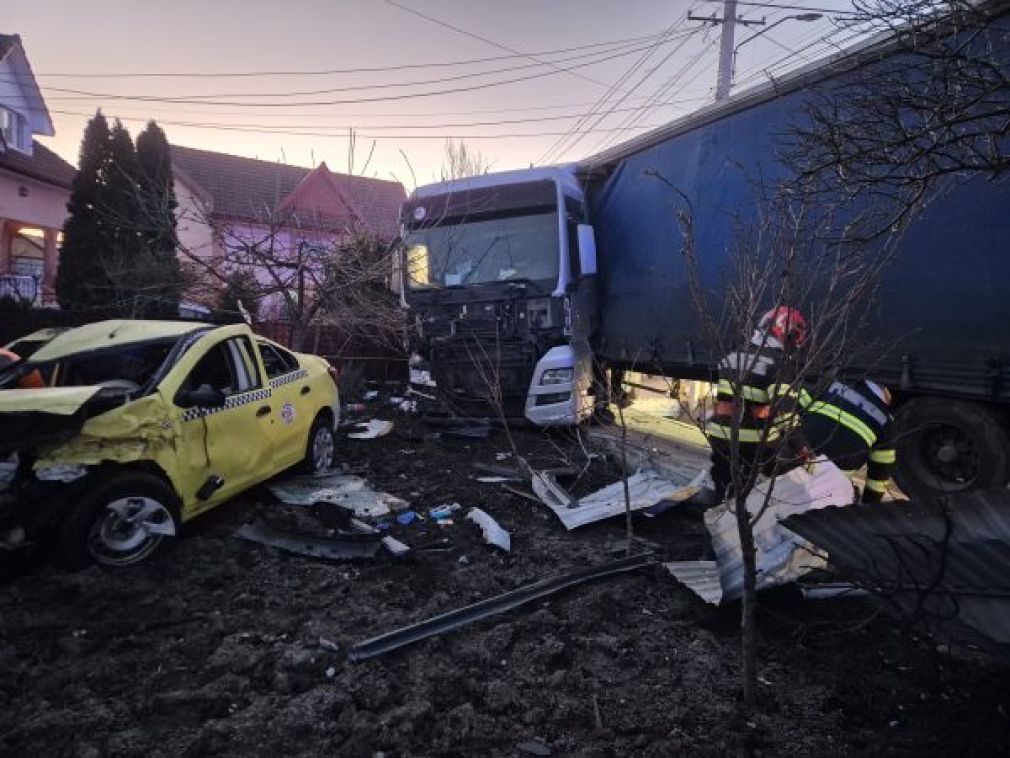 Taxi lovit de remorca unui camion. Două persoane au fost rănite