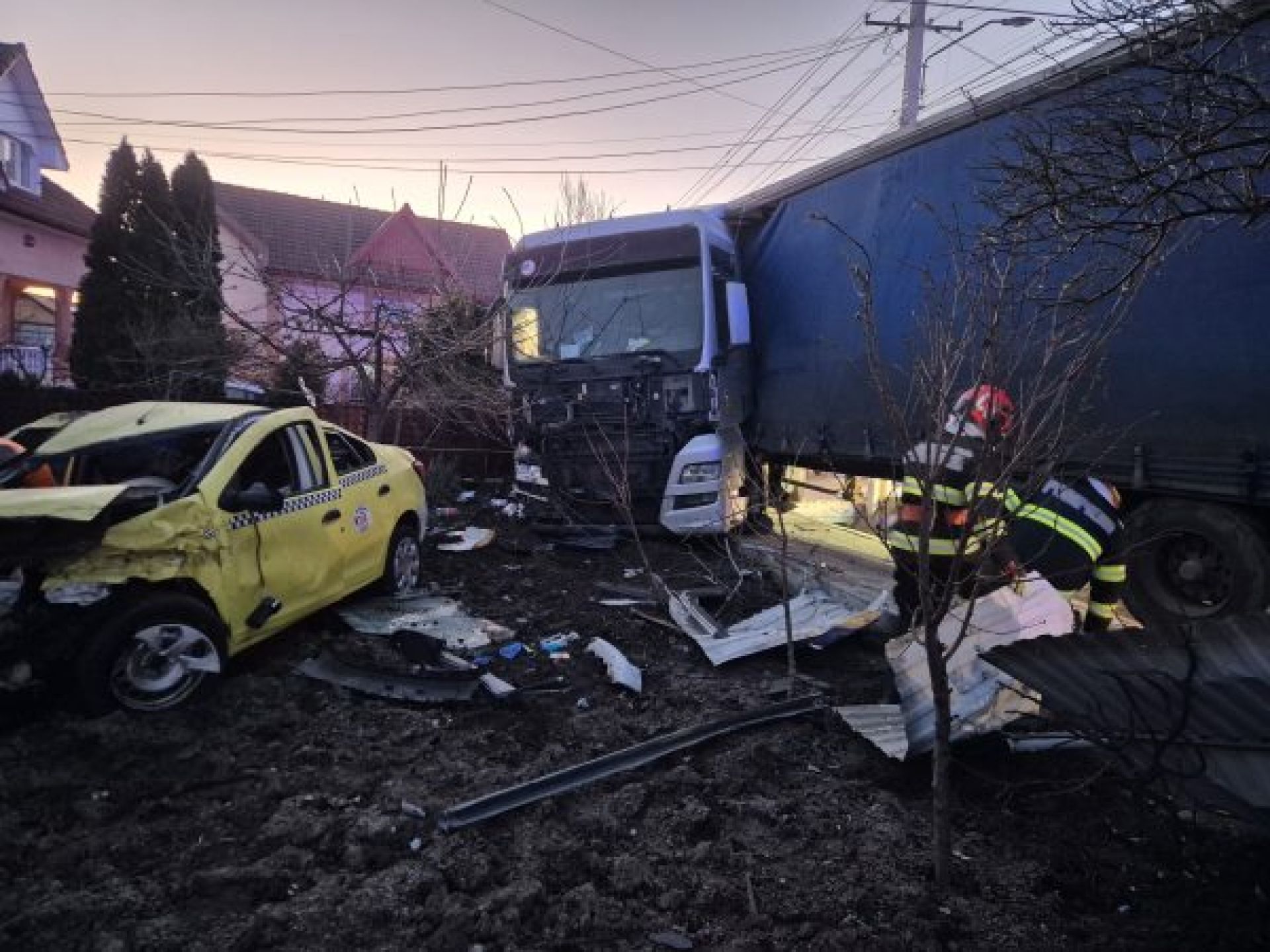 Taxi lovit de remorca unui camion. Două persoane au fost rănite