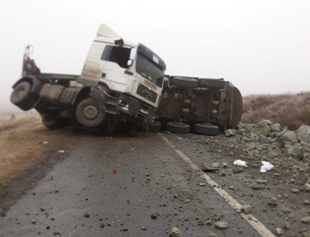 Camion cu piatră răsturnat la intrarea pe Autostrada Transilvania