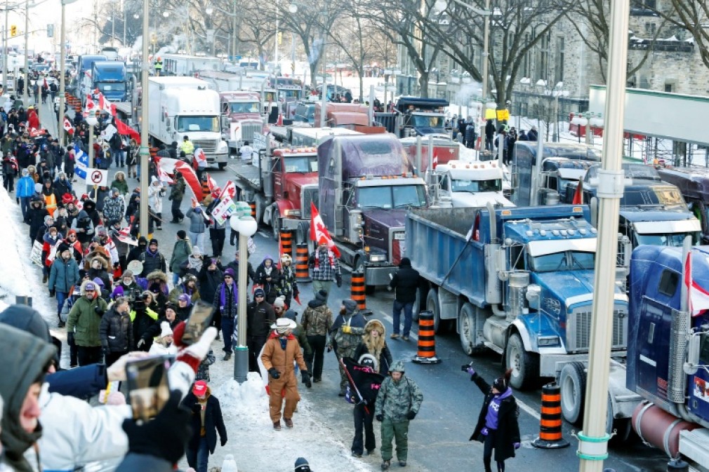VIDEO Șoferii de camion au ocupat capitala Canadei. Primarul a decretat stare de urgență