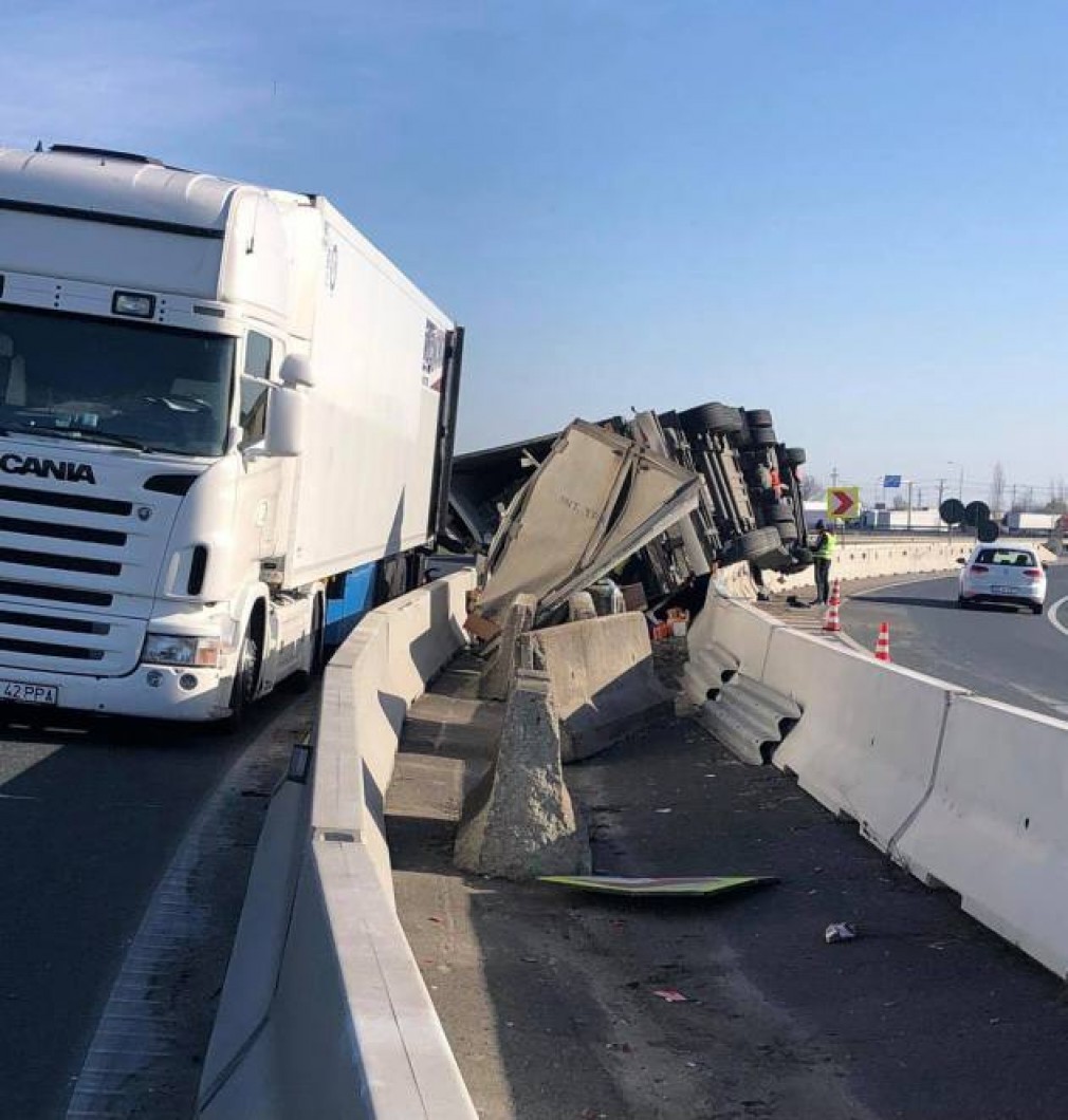 Un camion s-a răsturnat pe autostradă după Arad. Șoferul a murit