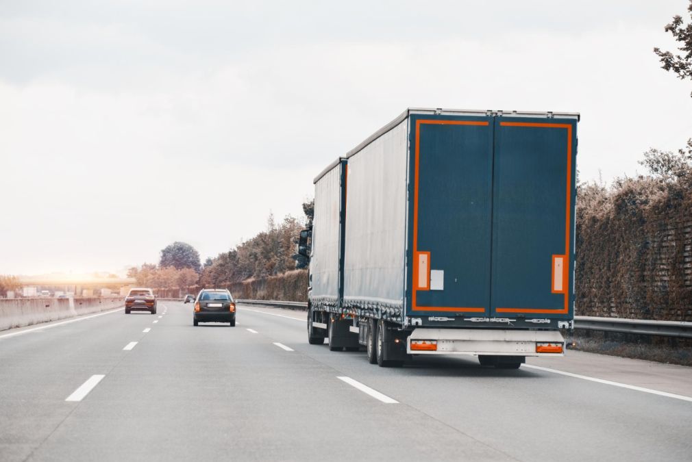 Șoferii care transportă mărfuri nu sunt obligați să le descarce sau să le încarce. Legea, adoptată de Parlament