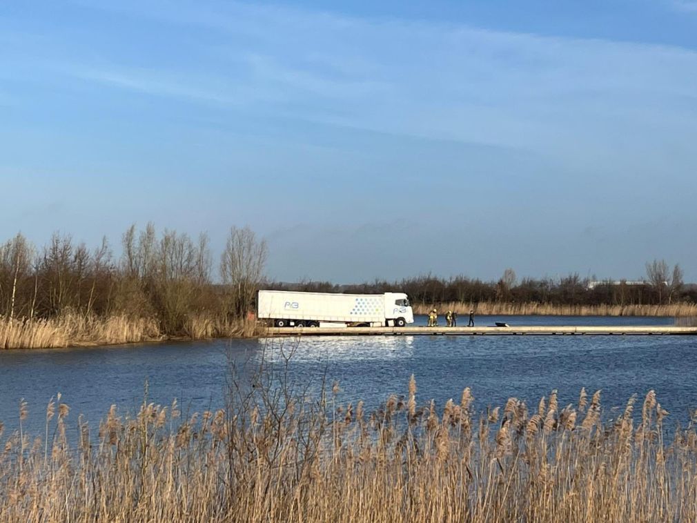 Un șofer care a pus prea mulți cartofi în camion a stricat 2 poduri